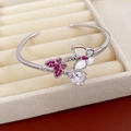 Détail du bracelet papillon avec zircons roses et cristal en forme de coeur - Argent-Rose