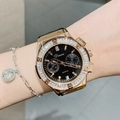Orologio di lusso dorato con quadrante nero e lunetta di cristalli al polso - Cinturino Nero Cassa Oro Rosa