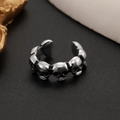 Makroaufnahme eines silbernen Totenkopf-Rings im Gothic-Punk-Stil mit offener Schiene - Totenkopfstil / Antiksilber