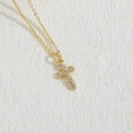 Collana con croce placcata oro 14K e zirconi scintillanti su fondo in pietra bianca - Croce Arrotondata / Oro