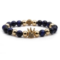 Primer plano de pulsera de cuentas de ojo de tigre con corona de oro y bola de microcristales - Ojo de Tigre Azul Dorado