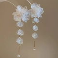 Boucles d'oreilles pétales irisées avec chaînes dorées et accents de perles - Floral 3D blanc iridescent (100#)