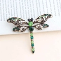 Elegante spilla a libellula con strass verdi e ali traforate in oro antico - Verde scuro e chiaro