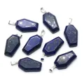 Mini sargförmige Anhänger aus Lapislazuli-Stein mit silbernen Metallverschlüssen auf Weiß - Lapislazuli