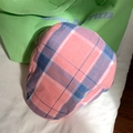 Schiebermütze mit Retro-Karo in Rosa und Blau aus Baumwolle für einen Vintage-Sommerstil - M (56-58cm) / Rosa Kariert