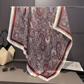 Elegante foulard quadrato in seta satinata con stampa paisley classica rossa e blu navy - 90x90cm / Stampa Paisley Rosso Blu
