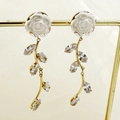 Elegante weiße Kamelien-Ohrringe mit goldenen Zweigen und funkelnden Zirkonia-Steinen - Weiße Rose Quaste Stil