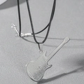Macro du pendentif guitare avec gravure de la prière Notre Père sur cordon noir - Style Écriture Corde Noire / Musique Argent
