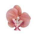 Dettaglio di un fermaglio per capelli a orchidea in tessuto rosa con perla centrale - Gradiente Rosa