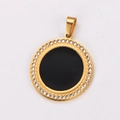Dettaglio del ciondolo rotondo placcato oro 18k con smalto nero e zirconi lucenti - Oro Solo Pendente Tondo