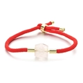 Bracelet ajustable en cordon rouge avec détails dorés et pierre hexagonale rose - Quartz Rose / Corde Rouge