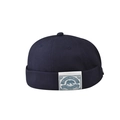 Dettaglio del cappello docker blu navy con etichetta tessuta di orso polare sul bordo - Regolabile / Orso Blu