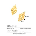Dettagli macro di orecchini in acciaio inossidabile placcato oro 18K con texture a onde - Orecchini con Trama a Onde 3D