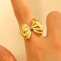 Bague nœud doré à trois couches de style ruban de soie minimaliste pour femme - Style Nœud Superposé 3D (0914) / Or 18k