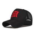 Schwarze Trucker-Cap mit atmungsaktivem Mesh und roter gotischer Stickerei vorne - Schwarz mit roter Stickerei