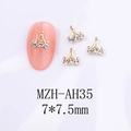 Détail macro du bijou d'ongle couronne dorée 7x7,5mm en alliage avec strass brillants - Style de Couronne (AH35)