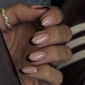 Uñas postizas francesas burdeos en forma almendrada con detalle de anillo dorado - Estilo Ovalado Francés Rojo Vino (JP4162)