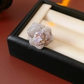 Detail van camelia ring met lavendel zirkoon en kristallen op witte binnenvoering - Lavendel Ovale Zirkonia Camellia Stijl / Zilver (Paarse Hoofdsteen)