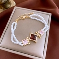 Détail d'un bracelet de perles double couche avec zircons carrés rouges et roses dorés - Style perles à deux rangées avec pierres carrées rouges et roses (9#)