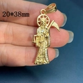 Dettaglio del ciondolo Santa Muerte placcato oro con zirconi, misura 20x38mm - Stile C-Classico in Piedi con Zirconi (20*38mm)