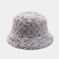 Detalle de la textura gruesa de piel sintética gris en un gorro de invierno cálido - M (56-58cm) / Gris