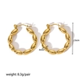Dettaglio di orecchini a cerchio in acciaio inox oro 18K diametro 26mm e trama a rilievo - Texture Con Perline (YYE023041)
