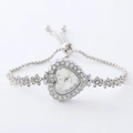 Detail van zilveren hartvormig horloge met kristallen en verstelbare armband - Zilver-Hart Bloem Strass