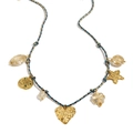 Collier tressé bleu et or avec pendentifs cœur martelé, étoiles et gemmes vertes - Style de Corde Colorée Étoile de Cœur en Or / Doré