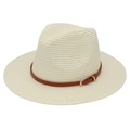 Detalle de sombrero de paja tipo Panamá con banda de cuero marrón y hebilla dorada fina - crema