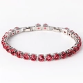 Detalle de pulsera tennis con circonitas rosas, garras plateadas y cierre de libro - Circonita Rojo Rosa Plata