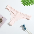 Lichtroze geribbelde katoenen string voor dames met drievoudige bandjes platgelegd - M (32) / Roze