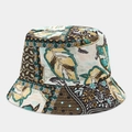 Dettaglio della stampa floreale bohémien e trame geometriche sul cappello a secchiello - Senape Ciano Floreale Geometrico (Colore #10)