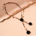 Detail eines Chokers aus Leopardenleder mit drei schwarzen Rosen und Metallperlen - Schwarze Rose Leopard Stil(HN7374)