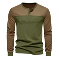 Detail des Henley-Ausschnitts mit vier Knöpfen am olivfarbenen Langarmshirt mit Kontrast - S / Khaki Patchwork Grün