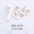 Vista macro di ciondolo per unghie a triangolo dorato con perle e cristallo 6,5x13mm - Triangolo di Perle e Strass Oro (9135)