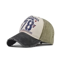 Dettaglio di un cappello vintage con stampa California e bordo della visiera usurato - Nero E Cachi