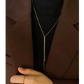 Minimalistische lange 18k Gold verstellbare Schlangenkette getragen zum Anzug - Lange Perle / Gold
