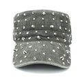 Dettaglio del berretto militare in cotone lavato grigio con borchie punk in metallo argento - Regolabile / Verde Militare