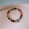 Detalle de la pulsera de cuarzo y ágata roja con una cuenta de plata grabada con símbolos - Pulsera de cuentas de cristal de pelo de plata S925