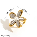 Bague fleur chic en acier inoxydable bicolore avec une perle blanche centrale - Ouvert Réglable / Style de Fleur Bicolore(TR60126-M)