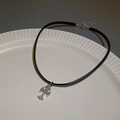 Dettaglio del choker gotico in ecopelle con ciondolo a croce d'argento inciso - Girocollo Choker con Croce in Pelle Nera