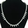 Collana tennis argento con punte geometriche e diamanti su un manichino nero - Argento