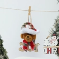 Dettaglio di orsetto natalizio in peluche con scritta JOY in legno su corda festiva - Orso (JOY)