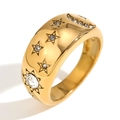 Elegante anello largo placcato oro 18K con cristalli a forma di stella su fondo bianco - US 6 / Anello a Fascia Larga Stella Luna con Zircone Bianco / Oro