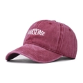 Dettaglio del ricamo 3D AWESOME sul cappellino da baseball in cotone lavato stile vintage - Regolabile / Borgogna