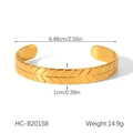 Details des vergoldeten Edelstahl-Armreifs mit Maßen und geometrischem Muster - Ährenblatt-Stil (HC-B20158) / Gold