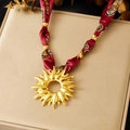 Collana con ciondolo a sole dorato retrò e nastro di seta rosso leopardato - Stile Spirale Sole a Righe Rosse (N3840)