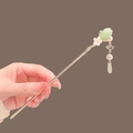 Horquilla china con flor de jade verde, metal dorado y borlas de perlas - Capullo de Flor Verde y Blanco