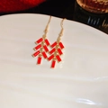 Dettaglio di orecchini a forma di petardo rosso con ganci dorati e smalto - Stile Pendente Piccolo Petardo Rosso
