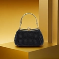 Detail einer schwarzen Perlen-Abendtasche mit goldenem Metallgriff und Kristallbesatz - Schwarz